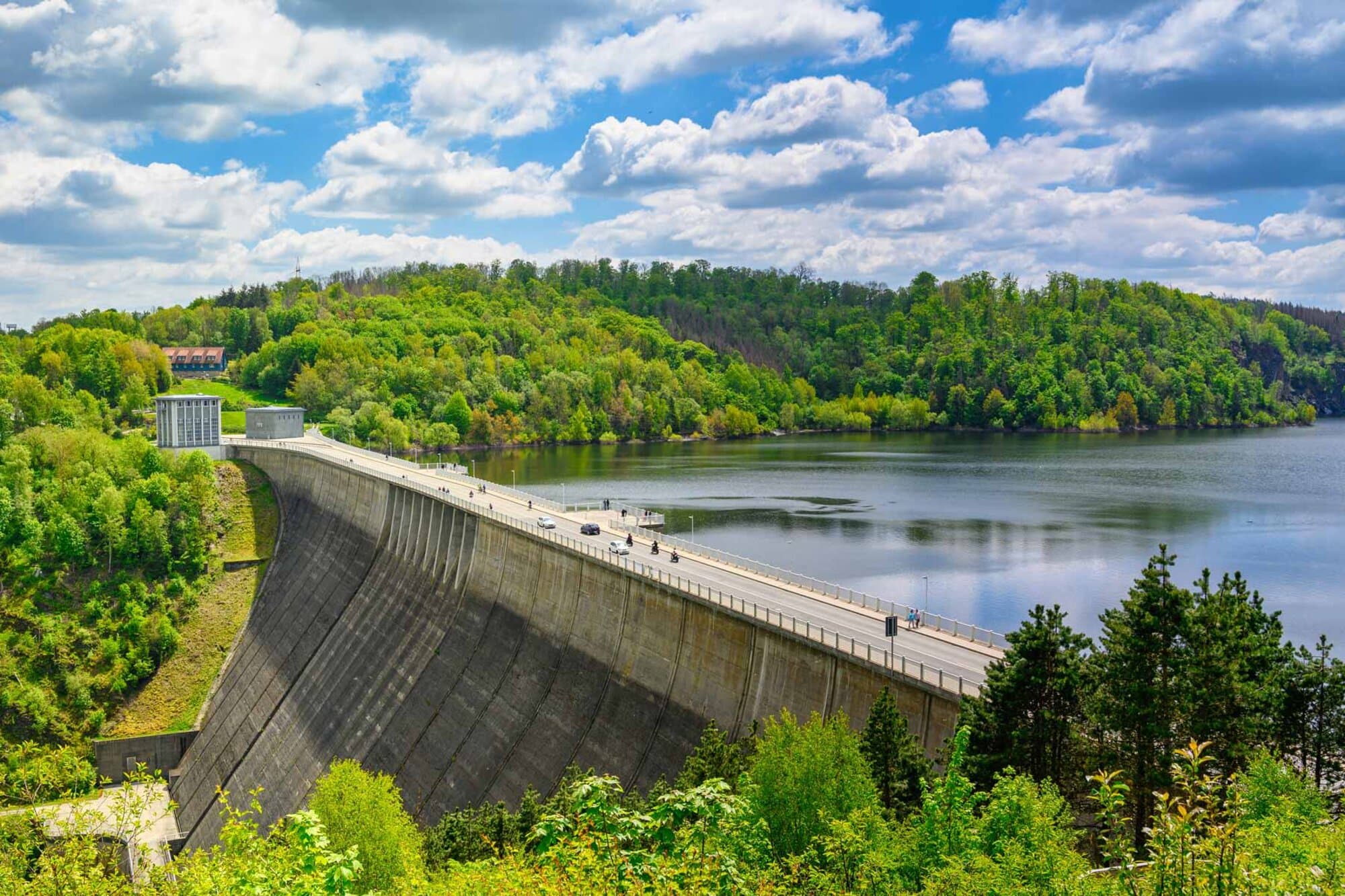 Luftaufnahme einer Talsperre im Harz mit Staumauer und bewaldeten Hügeln